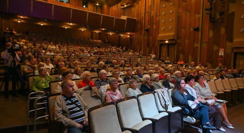 Szívhez szóló műsorral köszöntötték az időseket Cegléden