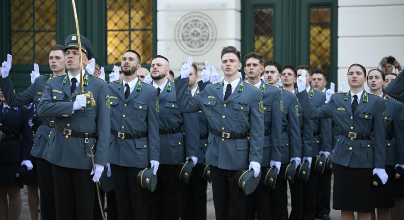 Magyar: szolgáljanak becsülettel, tisztességgel!