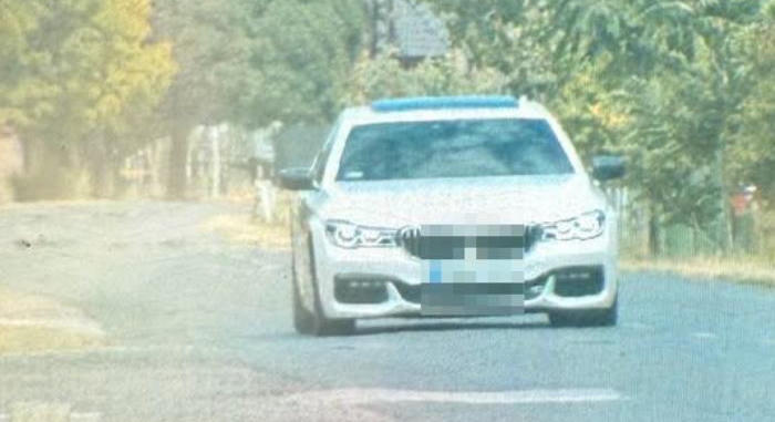 Átrepült Újszászon a fehér BMW-vel, a 18 éves suhanc megkapta a magáét