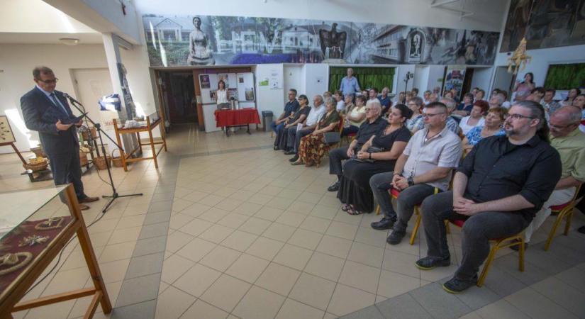 Hagyományőrzés napjainkban: A hevesi kézművesek bemutatása mellett Patakiné Margó emléke előtt is tiszteleg a tárlat