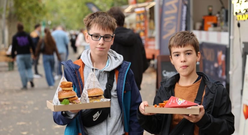 Ingyenes a belépés, de mennyibe kerül jóllakni? Megnéztük a szegedi burgerfesztivál árait  fotók