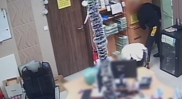 Csak a kamerát felejtette el a tippadó