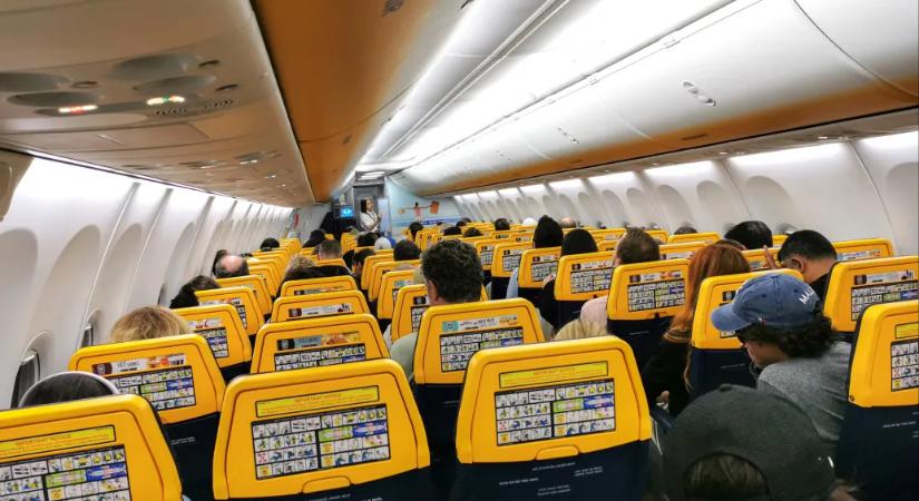 Puszta kézzel küzdött egy utas életéért egy magyar orvos a fedélzeten, a Ryanair szerint minden járaton van defibrillátor