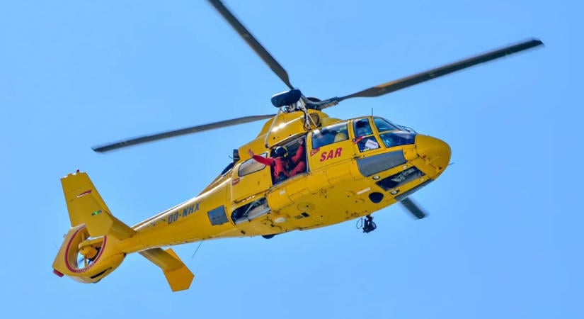 Mentőhelikopter szállította kórházba a 14 éves lányt, miután megverték diáktársai