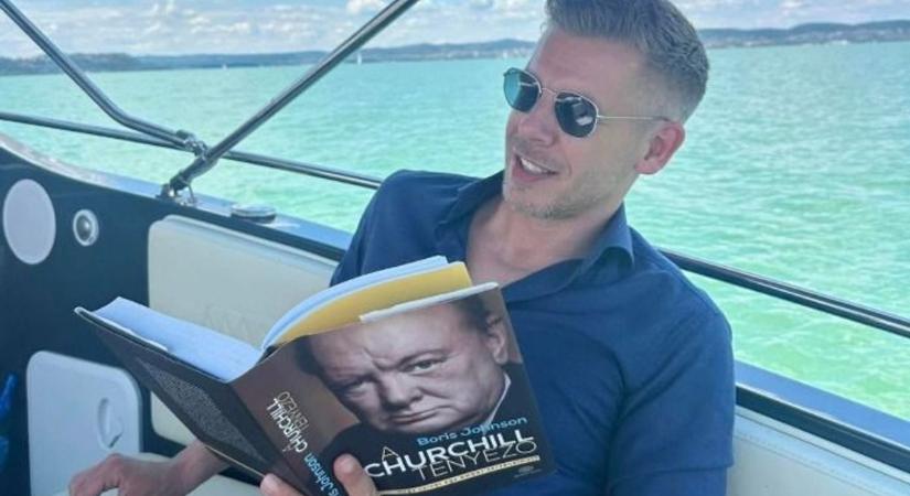 Nem olyan nehéz megfejteni, miért pózol Magyar Péter egy Boris Johnson által jegyzet Churchill-monográfiával