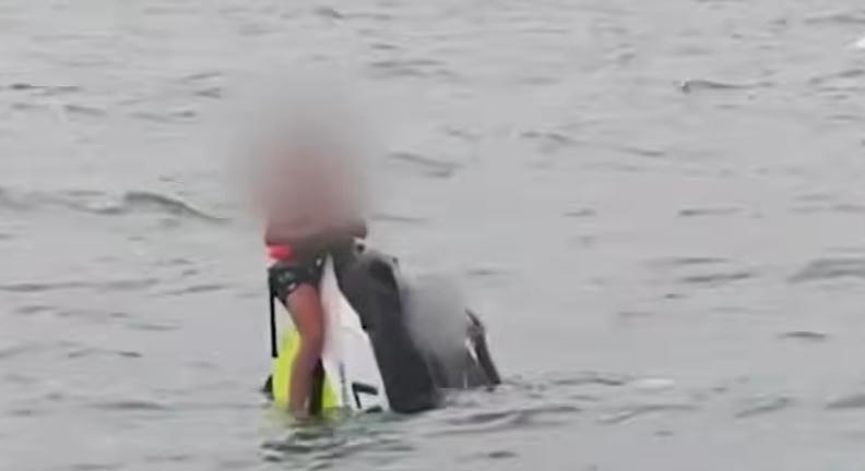 Több mint 16 órán át sodródott a tengeren egy apa és két fia egy felborult jetski miatt