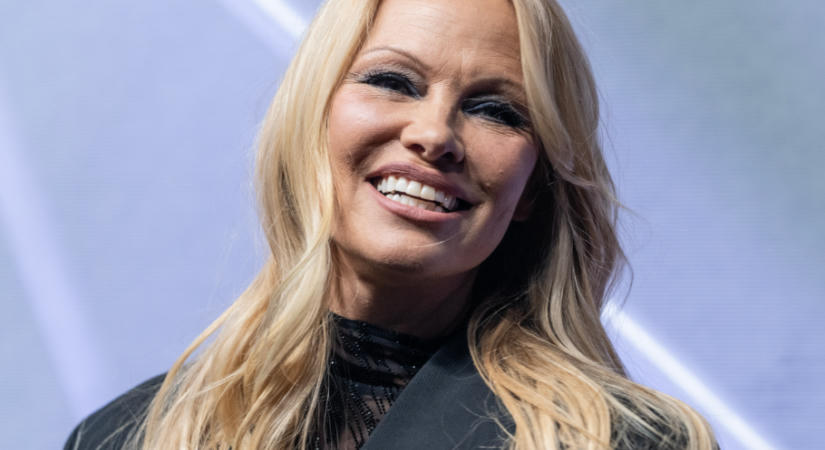 Pamela Anderson merész Gucci ruhájáról beszél most mindenki, egyszerűen mesés