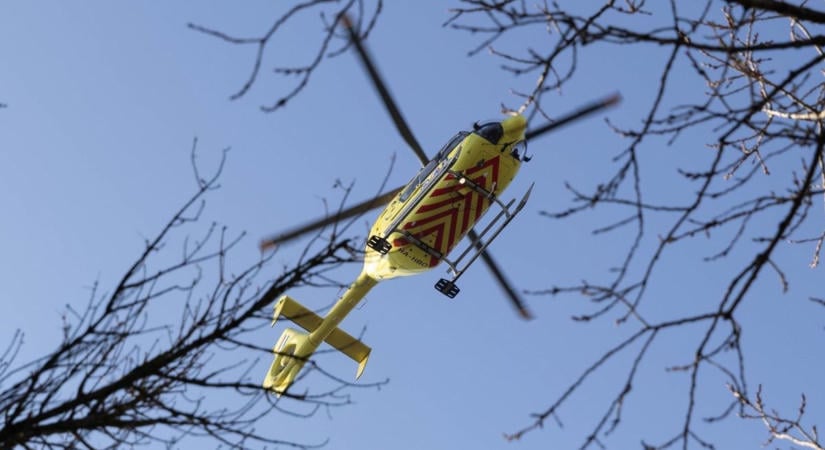 Mentőhelikopter zaja törte meg a csendet Tatabányát: kamionbaleset történt a pályán