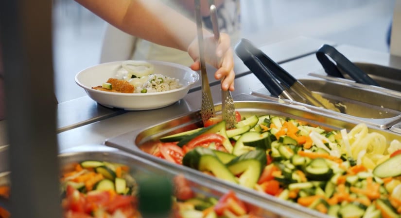 Megnéztük, mennyire működik valójában a drágább szabadszedéses szupermenza az iskolákban - Megéri az árát?