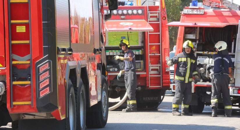 Dőlt a füst egy szombathelyi lakás tetőablakán, a tűzoltók feszítették fel az ajtót