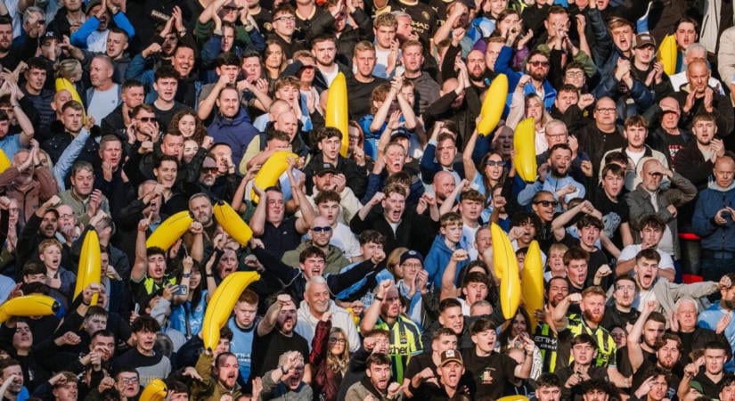 Egy félig magyar játékos miatt lepték el felfújható banánok a Liverpool stadionját