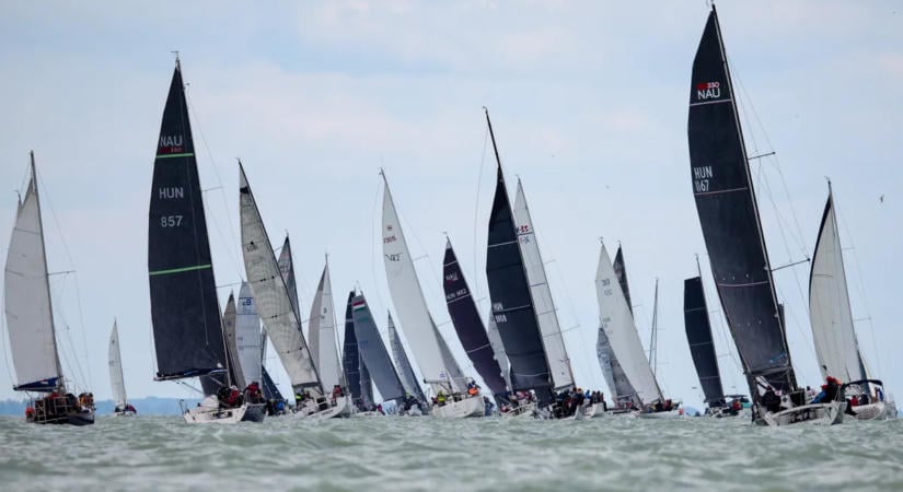 Balatonfüredről elrajtolt az 58. Kékszalag mezőnye