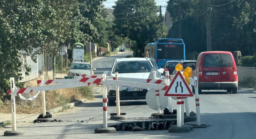 Az ország legnagyobb kátyúja zárja le az utat Pécelen: két hónapja kerülgetik az autósok a krátert, mert egymásra mutogattak a felelősök