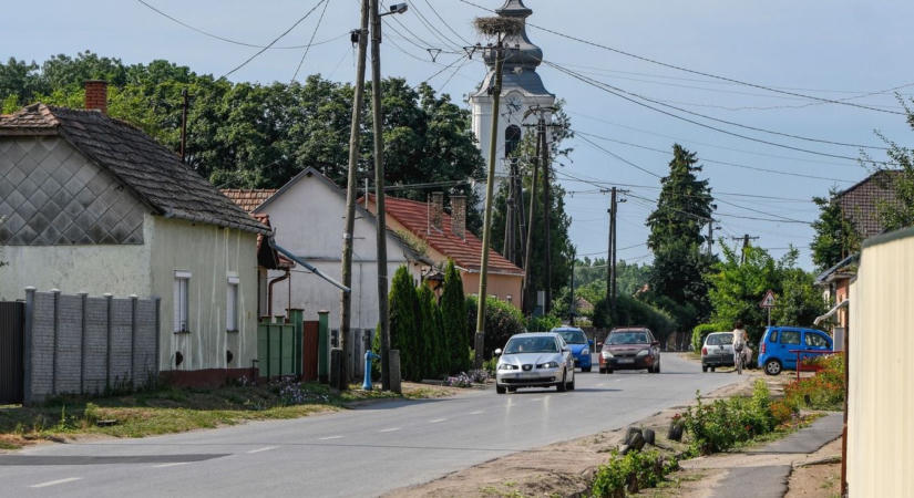 Téboly, hogy sikerült a STOP-felirat a hajdú-bihari városban, mágnesként vonzza a szemeket az aszfalt - fotóval!