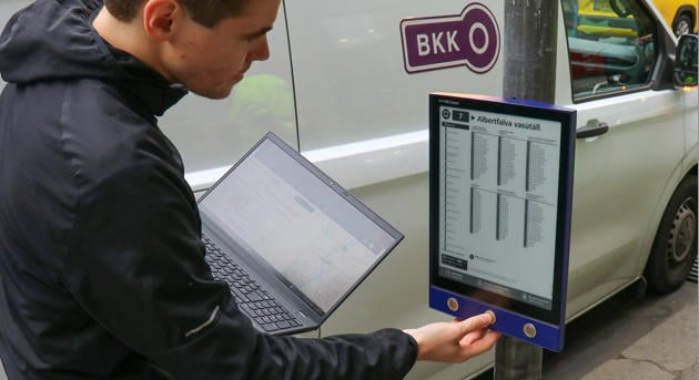 E-papír menetrendeket tesztel a budapesti megállókban a BKK