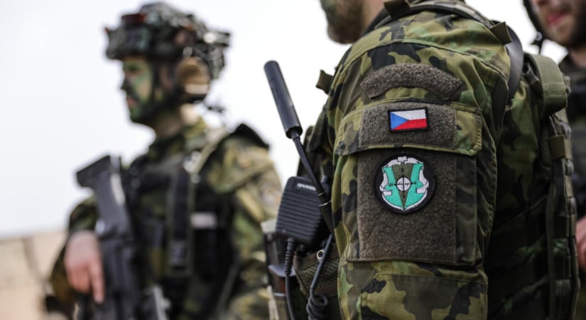 Váratlan fordulat: a cseh miniszterelnök leszögezte, két gépesített dandárt küldene a támadó oroszok ellen