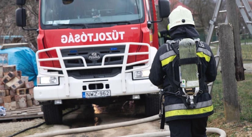 Kigyulladt egy autóbusz Celldömölkön