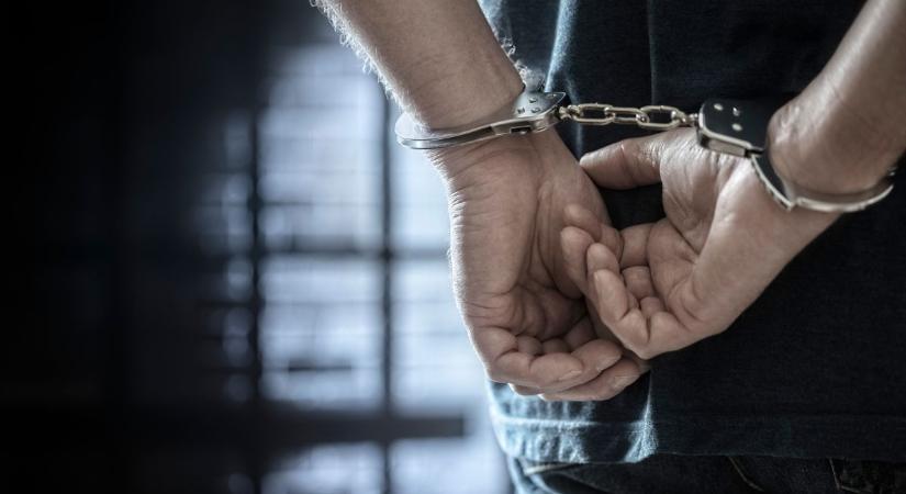 Két évig a börtön falait fogja bámulni az a férfi, aki márkás parfümöket lopott