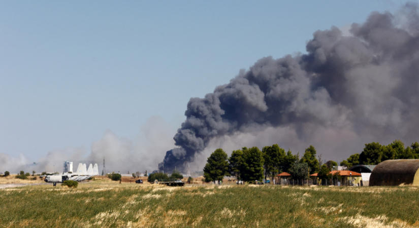 Videóra vették, ahogy lezuhant egy vadászbombázó egy görögországi légibemutatón