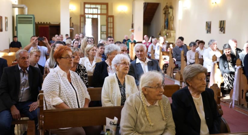 Húsz házaspár állt újra egymás mellett, hogy kimondja ugyanazt az igent