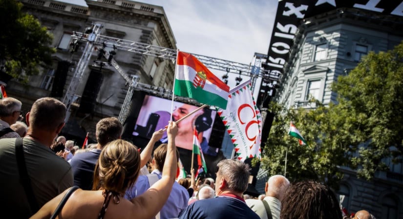 A Terror Háza Múzeum ideiglenes bezárása ellen tüntettek Budapesten