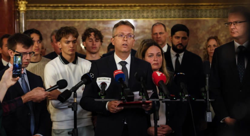 A parlament felfüggesztette Hankó Balázs mentelmi jogát a 17 milliárdos NKA-s pénzosztás ügyében