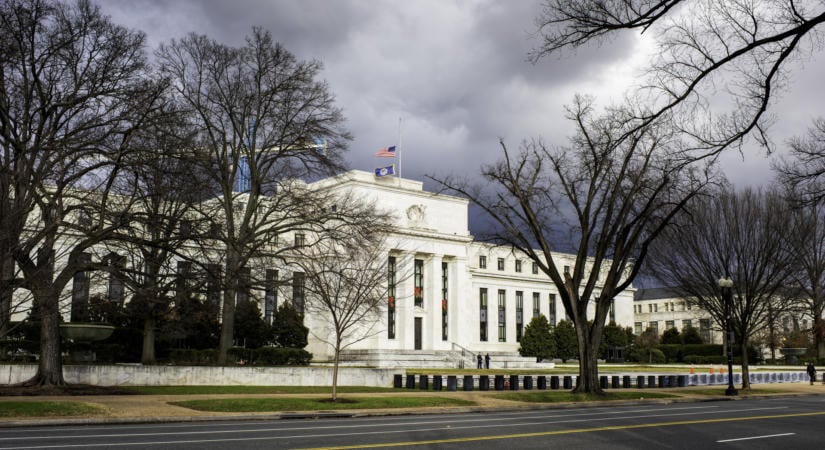 24 éve nem látott fordulat az Egyesült Államokban: nehéz döntés előtt áll az amerikai jegybank
