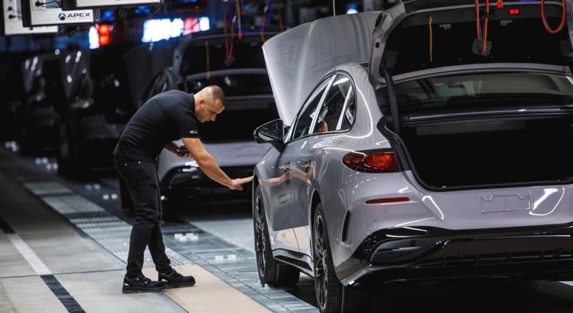 Vérfürdő a Mercedesnél: Kína szabályosan padlóra küldte a német autóipari luxusóriást, három év alatt eltűnt a vevők fele