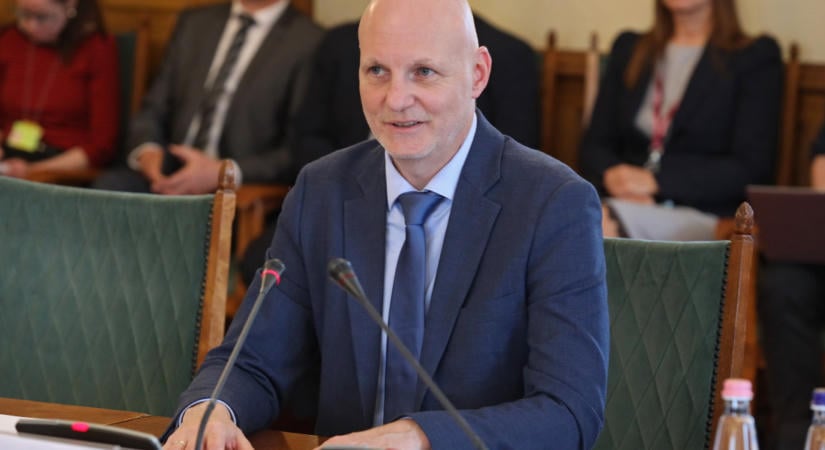Több kormányzati weboldalt is lekapcsoltak az éjjel