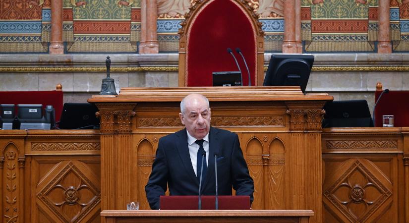 Sulyok Tamás aláírja a 17. alaptörvény-módosítást
