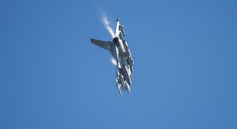 Riasztották a román F–16-os vadászgépeket