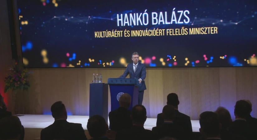 Hankó Balázs a Parlamentben várta az idézést, Seszták Miklós önként ment be az ügyészségre