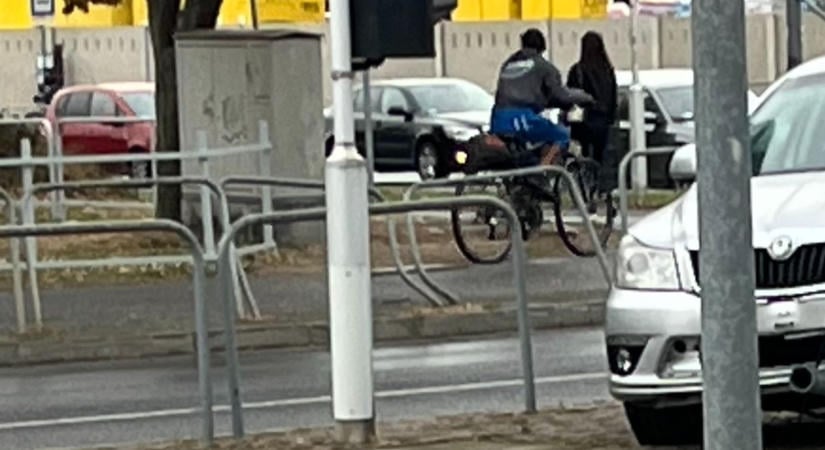 Baleset az Árkád körforgalomban Győrben - jól összetört a kocsi eleje - fotó