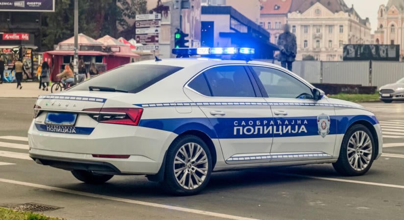 Hatalmas tömeg vonult utcára Belgrádban a szerbiai választások előtt