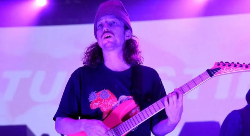 Beszámíthatatlannak találták a Grammy-díjas banda egykori gitárosát, aki elütötte volt zenésztársa apját