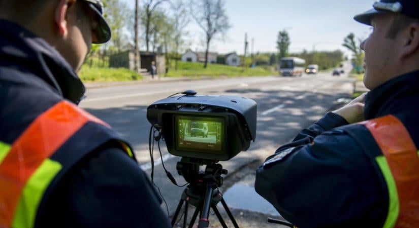312 km/h-val repesztett a Porschéval az autópályán: Döbbenten álltak a rendőrök, amikor meglátták a mérést