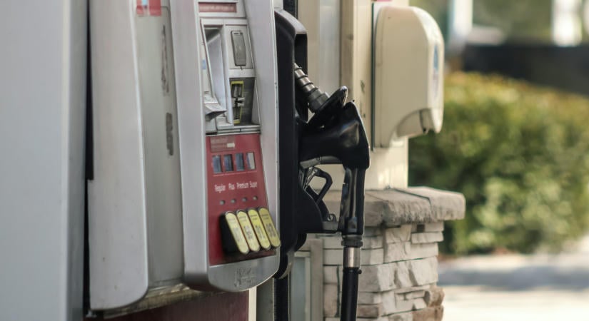 Százmillió hordóval fékezné a G7 az energiaárakat: a dízel kap elsőbbséget