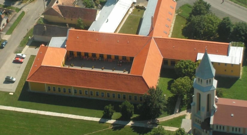 Döbbenetes eset a magyar idősotthonban: az ablakon át zuhant ki egy nő