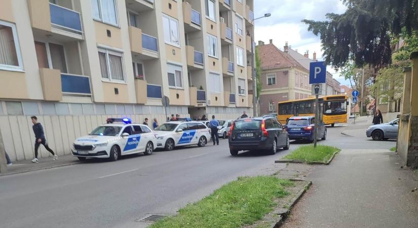 Egymásba rohant két autó az egri buszpályaudvar közelében
