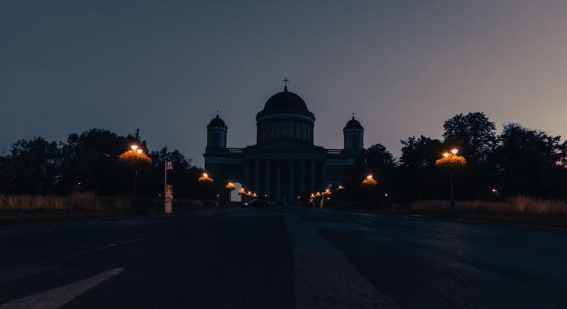 Sötétbe borult a királyi város: fotókon a díszkivilágítás nélkül maradt Esztergom videó