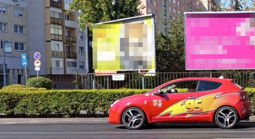 Villám McQueen gurult Győrben: különleges festésű autó állt meg a pirosnál