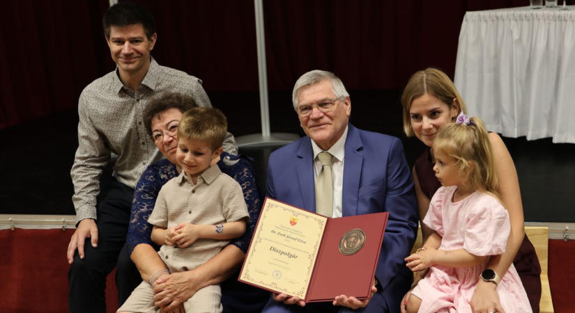 Díszpolgári cím szakmája egyik utolsó mohikánjának, aki rendel az utcán, a boltban is