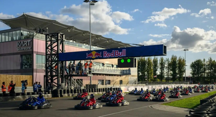 Verstappen a 100. helyről rajtolt, és 35 perc alatt mindenkit eltiport – de a magyar induló sem vallott szégyent!