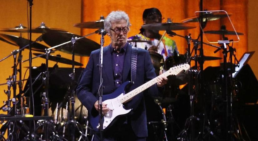 Megdobták Eric Claptont a koncerten, a rocklegenda azonnal levonult a színpadról (videó)