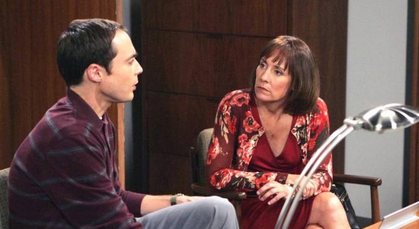 Ő volt Sheldon csinos anyukája az Agymenőkben: rövid, ősz hajjal rá sem lehet ismerni Laurie Metcalfra