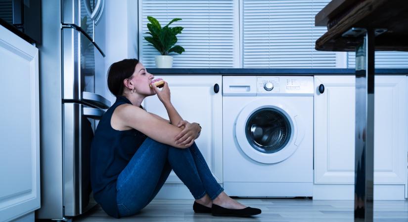 Ezt az egy hibát rengetegen elkövetik este – és egész éjjel gyötörheti őket a reflux