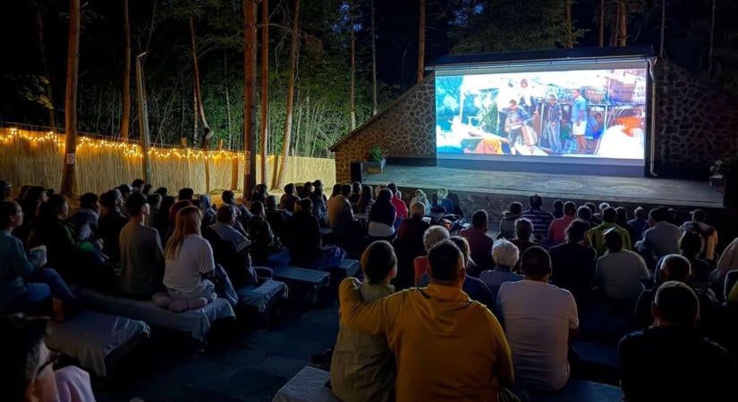 Ilyet még a legtöbb nagyvárosban sem látni: visszatért a '80-as évek ebben a hevesi községben