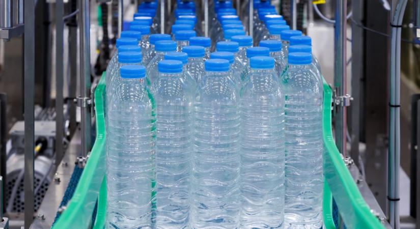 Pánikvásárlás indult az ásványvízért, kartonszámra viszik a boltok polcairól
