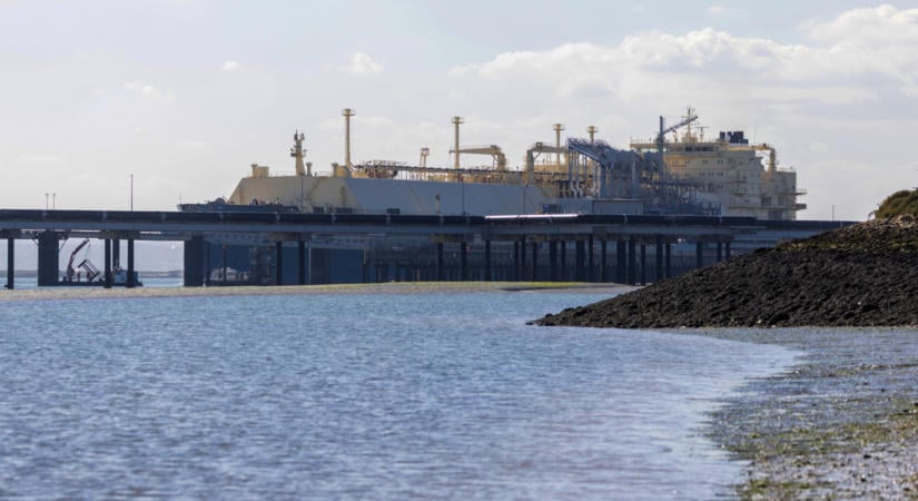 Teljes titokban lopakodnak a tankerek, de így is félévesen rekordon az LNG-export a világ legveszélyesebb tengeri útvonalán
