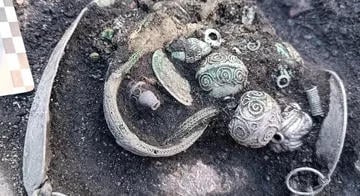 Hatalmas középkori ezüstkincset tártak fel a Leningrádi területen